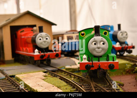 Thomas Il serbatoio del motore con gli amici James & Percy nella parte posteriore in corrispondenza di un fine settimana i modelli di evento, Liphook, Hampshire, Regno Unito. Il 2 settembre 2018. Foto Stock