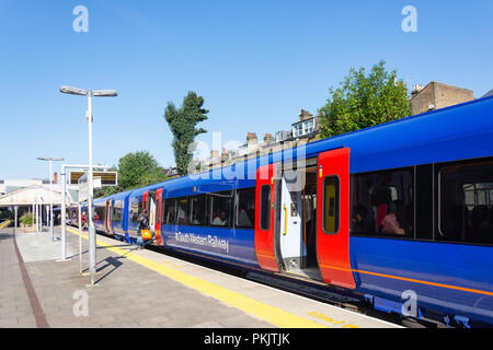 Il treno sulla piattaforma, Putney stazione ferroviaria, High Street, Putney, London Borough of Wandsworth, Greater London, England, Regno Unito Foto Stock