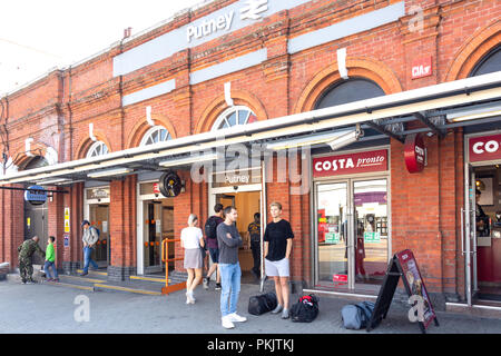 Ingresso a Putney stazione ferroviaria, High Street, Putney, London Borough of Wandsworth, Greater London, England, Regno Unito Foto Stock