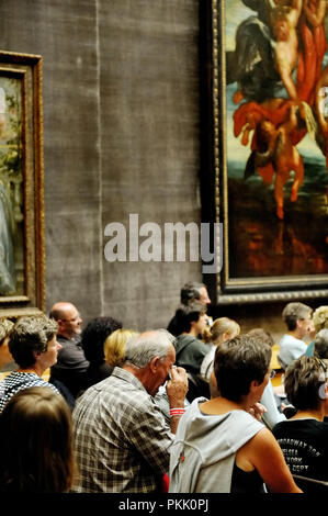 Pubblico godendo di una performance Nelissens 'de wijven van Rubens' all'interno di Rubens con la sala del Museo Reale di Belle Arti di Anversa a Zuiderzinn