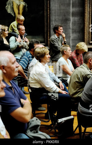 Pubblico godendo di una performance Nelissens 'de wijven van Rubens' all'interno di Rubens con la sala del Museo Reale di Belle Arti di Anversa a Zuiderzinn