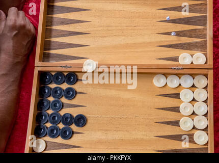 L'uomo getta un dado mentre giocando il tabla. Vista superiore Foto Stock