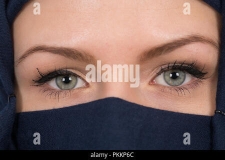 Bella ragazza musulmane di indossare burqa closeup Foto Stock