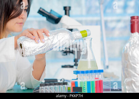 Controllo di Qualità Controllo di esperti di vino in Laboratorio alimenti Foto Stock