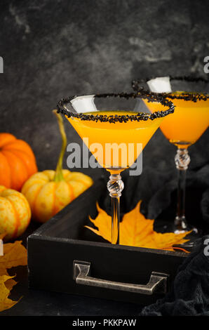 Caduta stagionale di zucca cocktail Martini o Pumpkintini con sale Nero Cerchio il fuoco selettivo Foto Stock