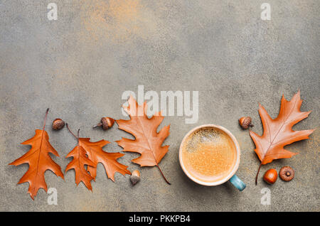 Composizione di autunno con la tazza di caffè e foglie di autunno su pietra o calcestruzzo sfondo laici Flat Top visualizza lo spazio di copia Foto Stock