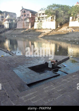 Vista del serbatoio Banganga a Mumbai con un uomo avente un bagno dall'acqua perenne Foto Stock