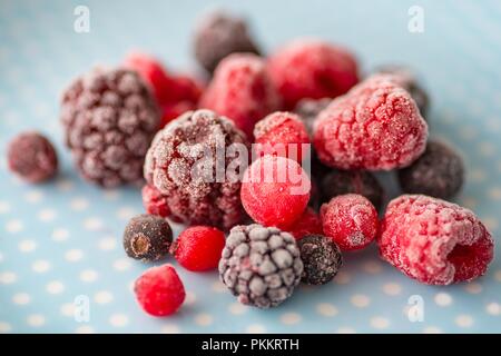 Frutta congelata sulla piastra, deliziosi congelate lamponi e more Foto Stock