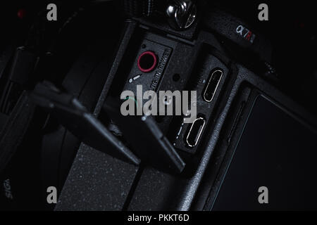 Sony a7rii mirrorless ingressi telecamera contro uno sfondo scuro. Foto Stock