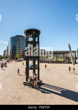 Berlino, Germania - Maggio27, 2017: molto vecchio semaforo con orologio nella grande Berlino est chiamato piazza Potsdamer Platz in Germania. Foto Stock