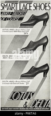 1930s vecchio vintage originale inserzione pubblicitaria su misura alla caviglia scarpe donna da Lotus & Delta nella rivista inglese circa 1932 Foto Stock