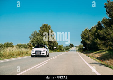 Palauborrell, Spagna - 17 Maggio 2018: Audi Q5 8R auto di colore bianco Drive In Spagnolo Country Road. Foto Stock