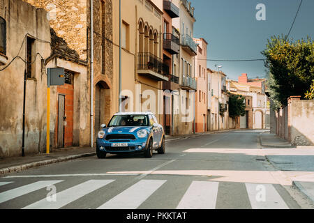 L'Armentera, Spagna - 18 Maggio 2018: Blu Mini Cooper Countryman guida nella vecchia stretta strada spagnolo. Auto di seconda generazione, F60. Mini Countryman ho Foto Stock