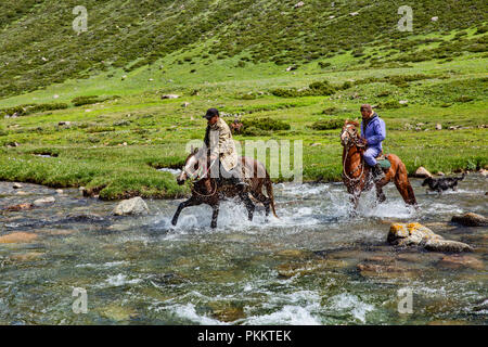 Cavalieri croce Tup River, Loop Keskenkyia trek, Jyrgalan, Kirghizistan Foto Stock