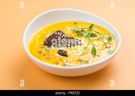 Zuppa di zucca su sfondo di autunno Foto Stock