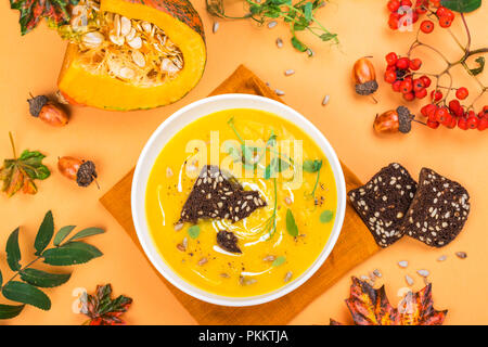 Zuppa di zucca su sfondo di autunno Foto Stock