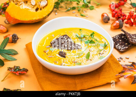 Zuppa di zucca su sfondo di autunno Foto Stock