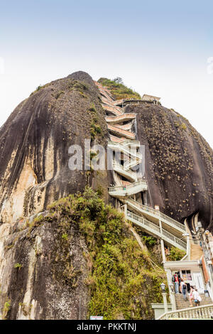 Una tipica vista in Guatape in Colombia. Foto Stock