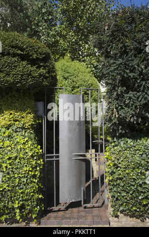 Steel garden gate per una casa in Downshire Hill, Hampstead, London NW3, England, Regno Unito Foto Stock