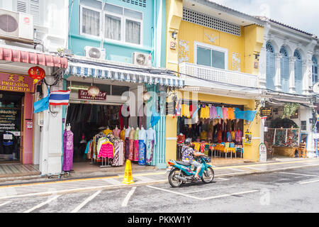 Città di Phuket, Tailandia - 6 Agosto 2018: Sino architettura portoghese su Thalang Road, le botteghe data fin dai primi anni del Novecento. Foto Stock