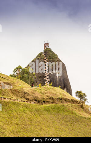 Una tipica vista in Guatape in Colombia. Foto Stock