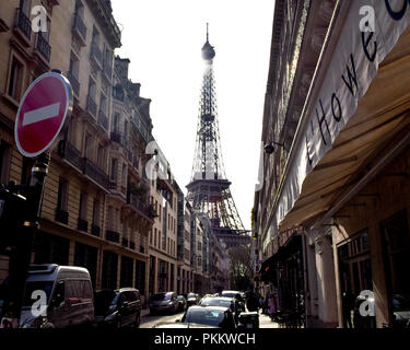 La torre Eiffel come si vede dalle sue strade circostanti Foto Stock