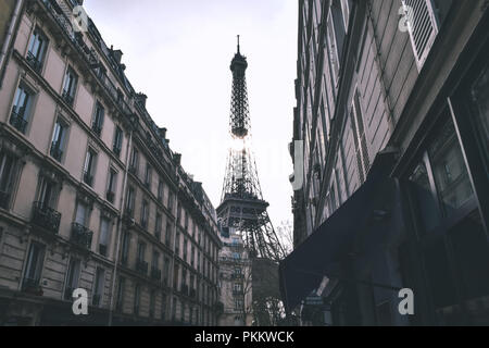 La torre Eiffel come si vede dalle sue strade circostanti Foto Stock