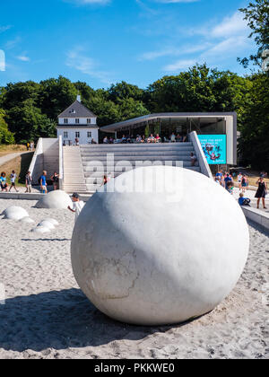 Turisti alla, GeoCenter Møns Klint, Møns Klint, famoso Chalk Cliffs, Isola di Mons, Danimarca, l'Europa. Foto Stock