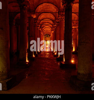 Le colonne della Basilica Cisterna (Yerebatan Sarnici) - antico serbatoio d'acqua sotterraneo ad Istanbul in Turchia Foto Stock