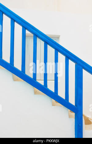 Tradizionale blu scala con ringhiera in Myconos Island, Grecia Foto Stock