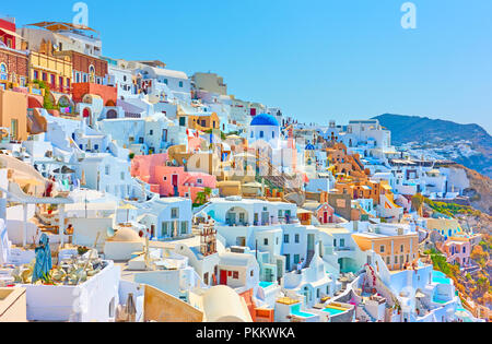 Panoramia colorati della cittadina di Oia a Santorini, Grecia Foto Stock