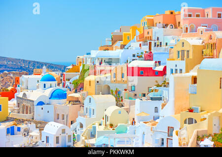 La cittadina di Oia a Santorini sulla giornata di sole, Grecia Foto Stock