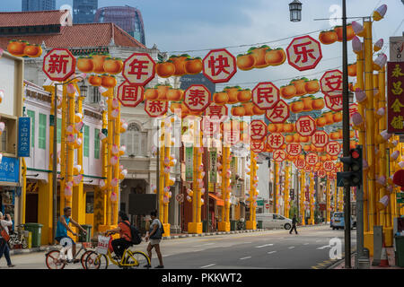 Singapore - 08 Febbraio 2018: Festive cinese di Nuovo Anno decorazioni sulle strade a Chinatown Foto Stock