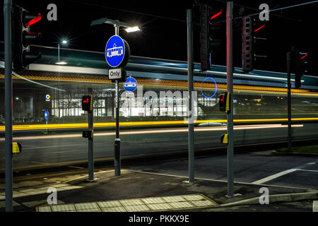 Nottingham il tram in movimento durante la notte - Velocità Foto Stock