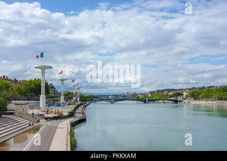 Berge Karen Blixen con la piscina pubblica Centre Nautique Tony Bertrand e sul fiume Rodano a Lione in Francia. Foto Stock