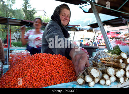 Donna vendita di bacche e radice di rafano nel mercato a Sibiu in Transilvania Romania. Settembre 2004 Foto Stock