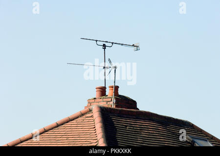 Tetto di 1930 semi casa unifamiliare con antenne TV Slough Inghilterra 2007 Foto Stock