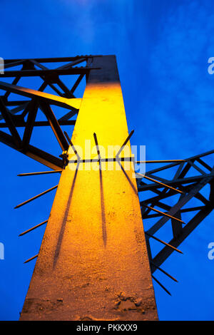 Treno elettrico cavi e tralicci sulla stazione di Crewe al tramonto, Cheshire, Regno Unito. Foto Stock