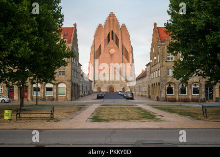 Copenhagen. La Danimarca. Il programma Grundtvig è la Chiesa, e case circostanti. Progettato da architetto danese Peder Vilhelm Jensen Klint (1853-1930) 1913, costruito in me Foto Stock