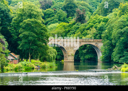 Vista dalla valle di Prebends Bridge, uno dei tre-pietra ponti ad arco in Durham, Regno Unito Foto Stock
