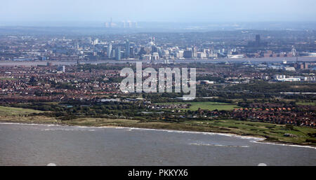 Vista aerea del Liverpool skyline di tutto il Wirral e Mersey estuario Foto Stock