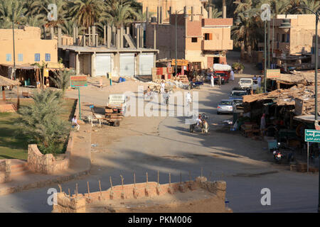 Angolo di alta vista del più o meno trafficata piazza principale di Siwa, Egitto, con negozi, negozi e bancarelle Foto Stock