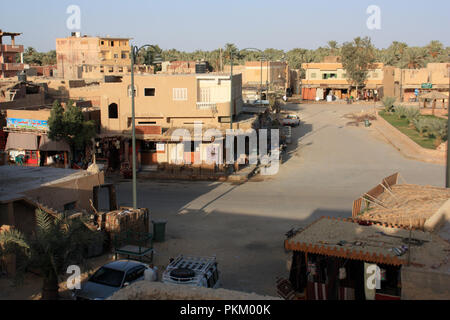 Angolo di Alta Vista della piazza principale di Siwa, Egitto, con negozi, negozi e bancarelle durante il momento di preghiera Foto Stock