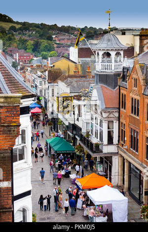 Lo storico Guildhall e citta di orologio in High Street con il mercato degli agricoltori ,Guildford, Surrey, Inghilterra. Costruito nel XIV secolo, il Guildhal Foto Stock