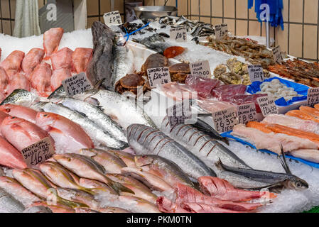 Pressione di stallo di mercato con pesce fresco e frutti di mare in vendita visto in Brixton, Londra Foto Stock