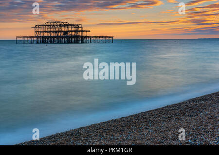 Egli rimane del Molo Ovest di Brighton visto al tramonto Foto Stock