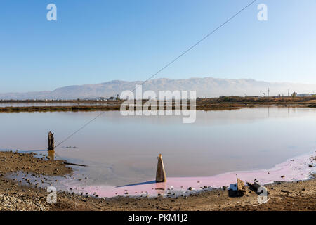 Vista verso la montagna (Missione di picco) da Elizabeth Street in Alviso, San José, in California, Stati Uniti d'America Foto Stock