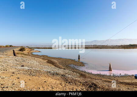 Vista verso la montagna (Missione di picco) da Elizabeth Street in Alviso, San José, in California, Stati Uniti d'America Foto Stock
