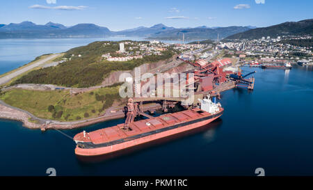 Riprese aeree del carico di una nave di ancoraggio nel terminale di porta e il carico di minerale di ferro, Narvik, Norvegia Foto Stock