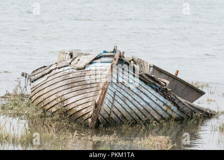 Un abbandonato in legno barca a remi sul fiume Stour Foto Stock